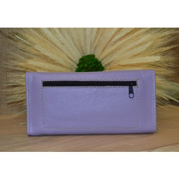 Portfel duży skórzany jasno fioletowy z kwiatowym kolorowym haftem .